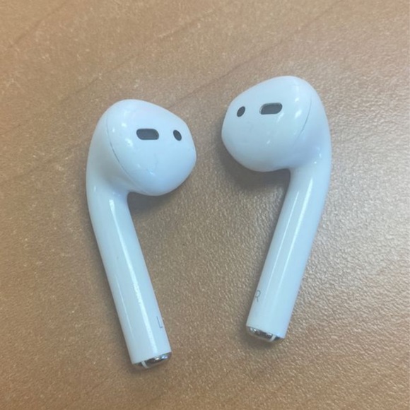 Air Pods 2nd Generation - Picture 5 of 8